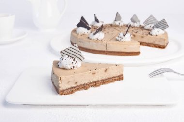 Beyaz tabakta lezzetli cheesecake