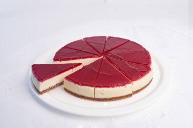 Beyaz tabakta lezzetli cheesecake
