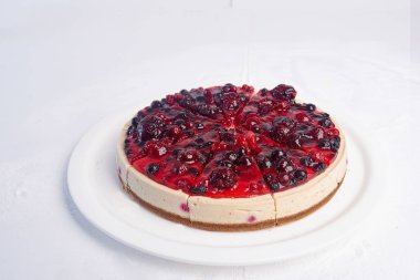 Beyaz tabakta lezzetli cheesecake