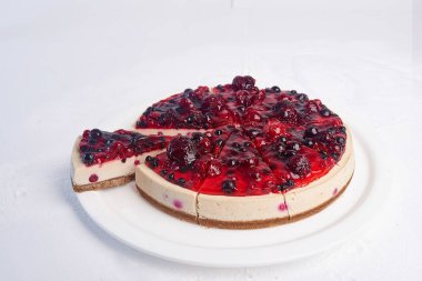 Beyaz tabakta lezzetli cheesecake