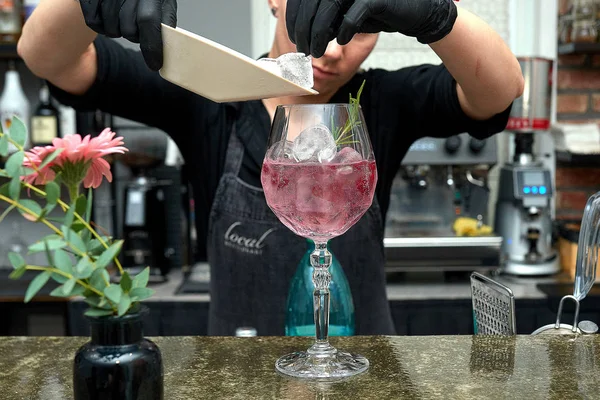 Barman bereidt een cocktail voor — Stockfoto