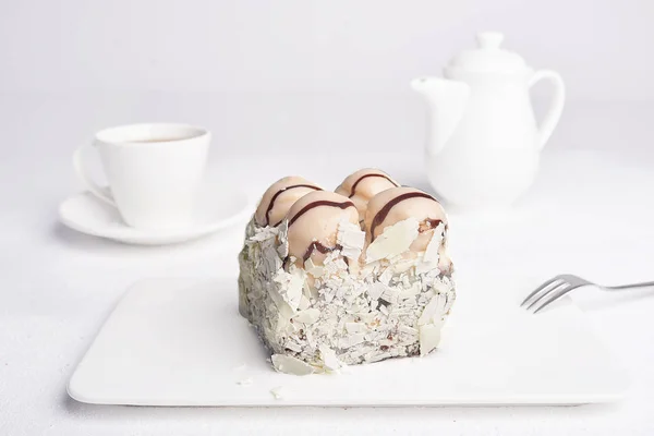 Вкусный торт на белом фоне — стоковое фото