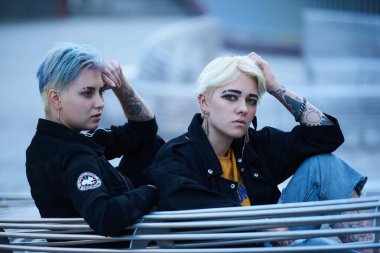 genç kız rahat kıyafetler içinde