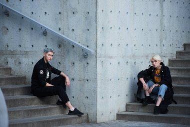 genç kız rahat kıyafetler içinde