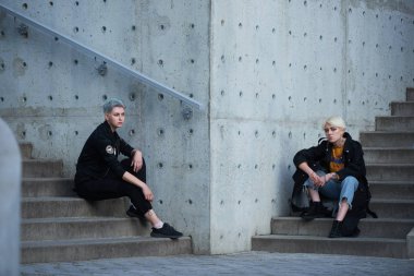 genç kız rahat kıyafetler içinde