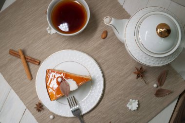 çay beyaz bir fincan ve bir avuç ile çikolatalı kek dilimi