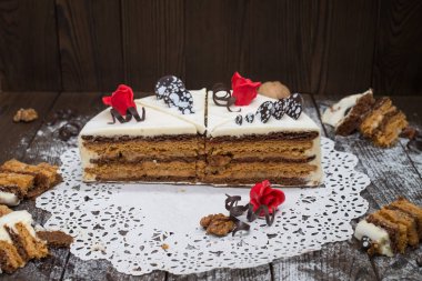 Ahşap bir tahta üzerinde lezzetli pasta