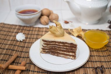 çay beyaz bir fincan ve bir avuç ile çikolatalı kek dilimi