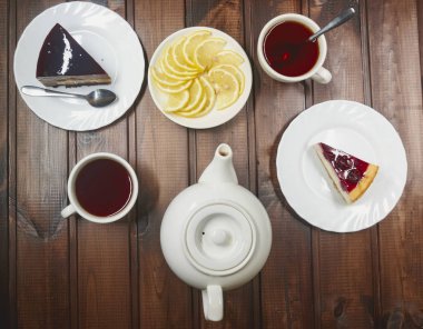 çay beyaz bir fincan ile çikolatalı kek dilimi