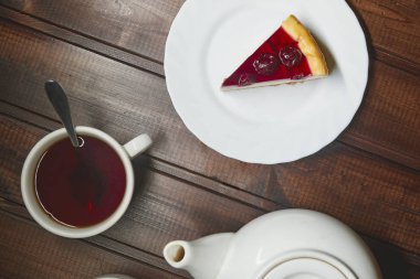 çay beyaz bir fincan ile çikolatalı kek dilimi