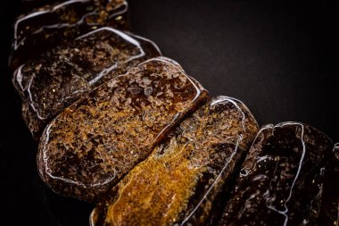 Beyaz arka plan üzerinde benzersiz şeffaf sarı kehribar parçaları.