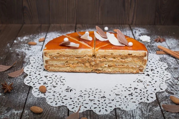 Вкусный торт на деревянной доске — стоковое фото