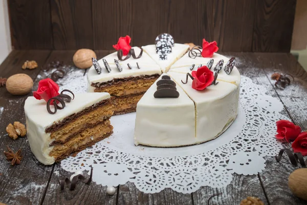 Вкусный торт на деревянной доске — стоковое фото