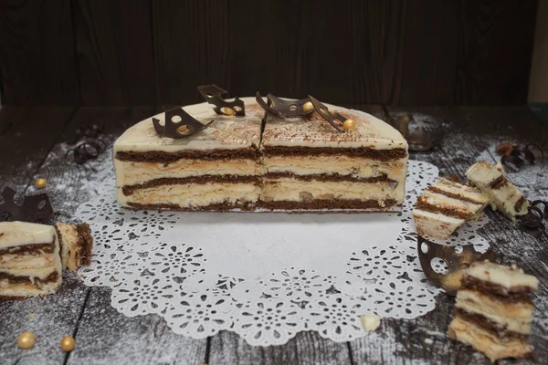 Välsmakande tårta på en trä kartong — Stockfoto