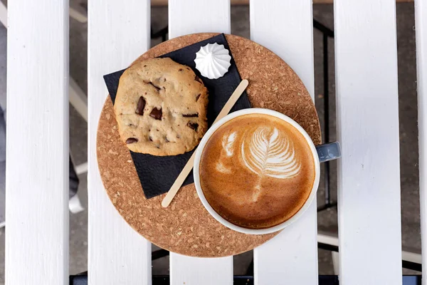Café dans une tasse turquoise et biscuits sur une table blanche — Photo