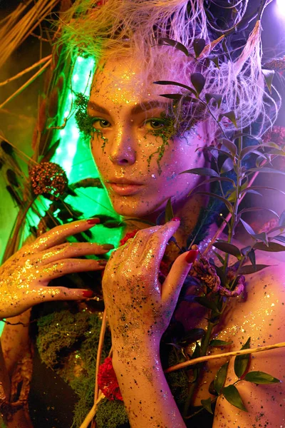 Mundo de fantasia, uma mulher linda fabulosa ninfa ou elfo olha — Fotografia de Stock