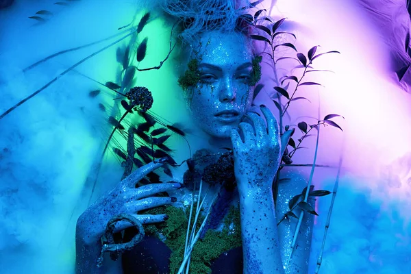 Mundo de fantasia em torno de fumaça mágica em um brilho de néon cores diferentes azul — Fotografia de Stock