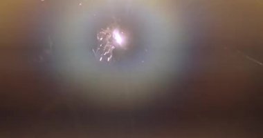 Yakın plan demirci koruyucu maskeli kaynak makinesi metal ve demirle çalışır.