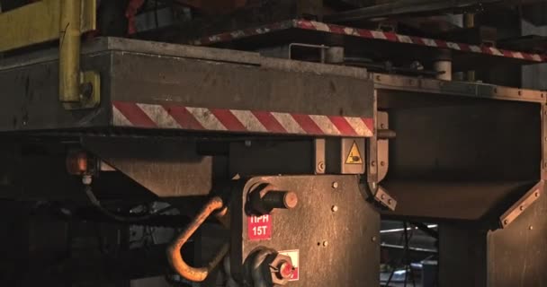 Вилковий навантажувач піднімається на завод, щоб забрати вантаж — стокове відео