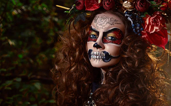 Portré egy gyönyörű és ijesztő Calavera Catrina fekete ruhában — Stock Fotó