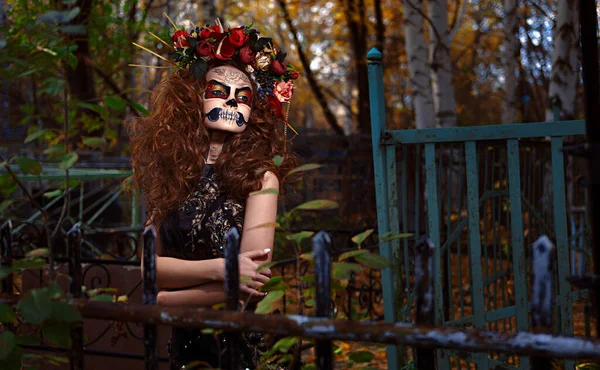 Boldog Halloweent! Rémült, szörnyű nő, különleges ruhában., — Stock Fotó