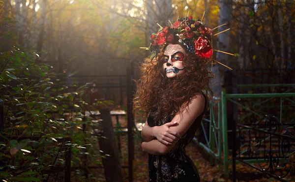 Bruxa Assustadora No Chapéu E Com Lâmpada Durante a Festa De Halloween No  Cemitério Artificial Na Praia Foto Editorial - Imagem de sepultura, menina:  170576021