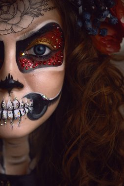 Cadılar Bayramı Güzel İskelet kadın makyajı.