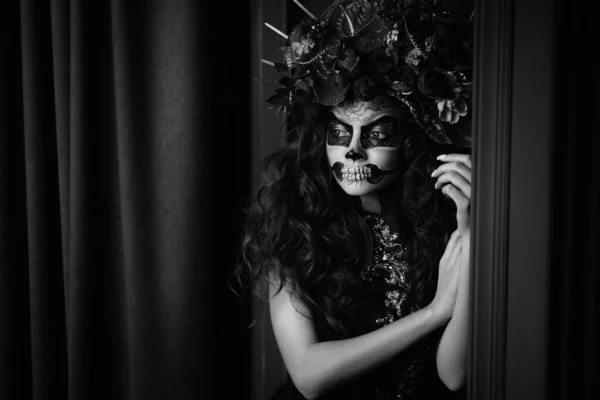 Ντία ντε λος Μουέρτος. Η μέρα των νεκρών. Γυναίκα με ζάχαρη κρανίο μακιγιάζ — Φωτογραφία Αρχείου