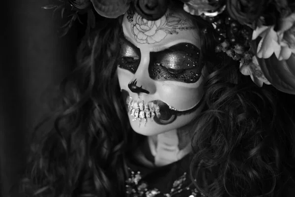 Porträt einer schönen und beängstigenden Calavera Catrina im schwarzen Kleid — Stockfoto