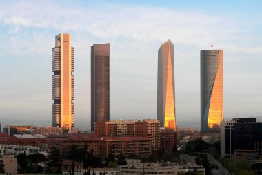 Madrid, İspanya Madrid dört Towers finans bölgesine manzarası gündoğumu sırasında.