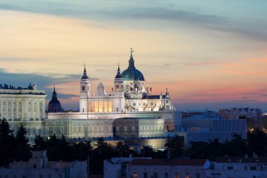 Madrid geceleri dönüm noktası. Manzara Santa Maria la Real de La Almudena Katedrali ve Kraliyet Sarayı. Güzel manzarası, Madrid, İspanya.