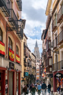 Toledo, İspanya - 15 Nisan 2018: Pek çok turistik gezi antik kentin Castilla la Mancha Santa Iglesia Catedral ile Toledo.