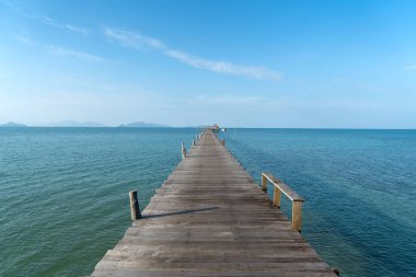 Phuket, Tayland için ahşap iskele. Yaz, seyahat, tatil ve tatil kavramı.