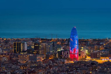 Barcelona city gökdelen ve Barcelona, İspanya gece manzarası doğal havadan görünümü. 