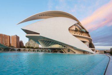 Valencia Opera evi veya Palau de les Arts Reina Sofia güneş doğmadan önce Valencia, İspanya.