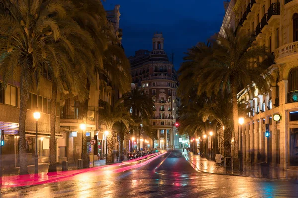 Éjszakai Utcai Nézet Valencia Belvárosában Spanyolország Pálmafák Spanyol Valencia Város — Stock Fotó