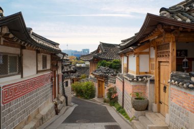 N Seul Kulesi ile Bukchon Hanok Köyü'nde geleneksel Kore tarzı mimaride arka plan Seoul, Güney Kore.