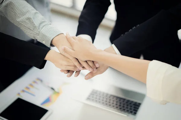 Van Dichtbij Bekijken Hoe Jonge Zakenmensen Hun Handen Ineen Slaan — Stockfoto