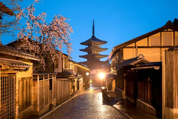 Ιαπωνικά Παγόδα Και Παλιό Σπίτι Κεράσι Ανθίσει Στο Κυότο Στο — Φωτογραφία Αρχείου
