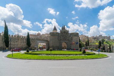 İspanya 'nın Toledo kentindeki Puerta de Bisagra veya Alfonso VI kapısı.