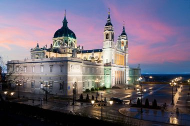 Madrid geceleri dönüm noktası. Manzara Santa Maria la Real de La Almudena Katedrali ve Kraliyet Sarayı. Güzel manzarası, Madrid, İspanya.