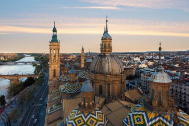 Zaragoza, İspanya, Ebro Nehri'nin yakınında Pilar bazilikanın kulelerinin üzerinden güzel bir manzara. Nehir yakınında büyük bir katedral en çok görüntülenen anıtıdır: Zaragoza
