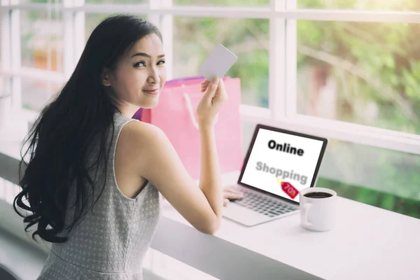 Shopping Asiatisk Kvinna Visar Kreditkort För Shopping Online Asiatisk Kvinna — Stockfoto