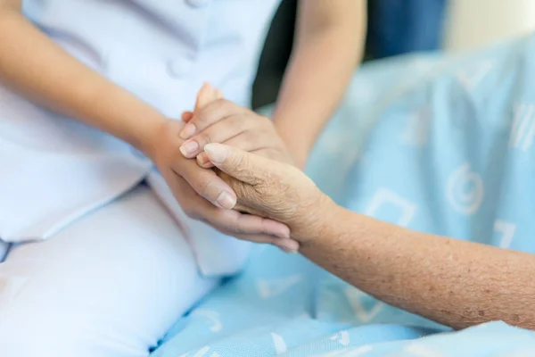 Infirmière Assise Sur Lit Hôpital Côté Une Femme Âgée Aidant — Photo