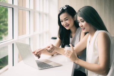 Teke tek görüşme. Kafedeki masada oturan iki genç iş kadını. Kız bilgisayar ekranında iş arkadaşı bilgilerini gösteriyor. Akıllı telefon kullanan, blog yazan bir kız. Takım çalışması, iş toplantısı. Serbest çalışanlar.