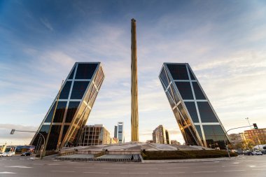 Castilla Meydanı (Plaza Castilla) olduğunu tanımlayan yeni ekonomik merkezi Madrid, İspanya. Madrid şehrin turistik konumlar biridir