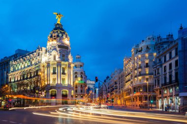 Araba ve Gran via street, geceleri de Madrid ana alışveriş caddesi üzerinde trafik ışıkları. İspanya, Europe. Lanmark Madrid, İspanya