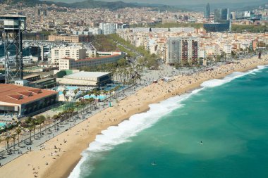 Barcelona, Barceloneta Plaja ve yaz günü Akdeniz'de, Barselona, İspanya, havadan görünümü.