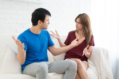 İki bağımsız değişken çatışma, kötü ilişkiler sahip. Kızgın fury kadın adam stres içinde ev çığlığı.