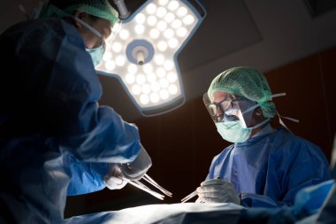 Asyalı doktor ve asistan Hastanesi'nde ameliyat Venöz damar cerrahisi Kliniği için ameliyathanede.